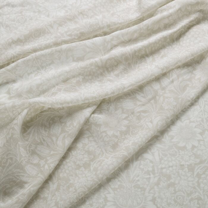SUNFLOWER SHEER — Oat (Dovecote Vol 1) William Morris At Home SUNFLOWER SHEER, kleur Oat, Dovecote Vol 1