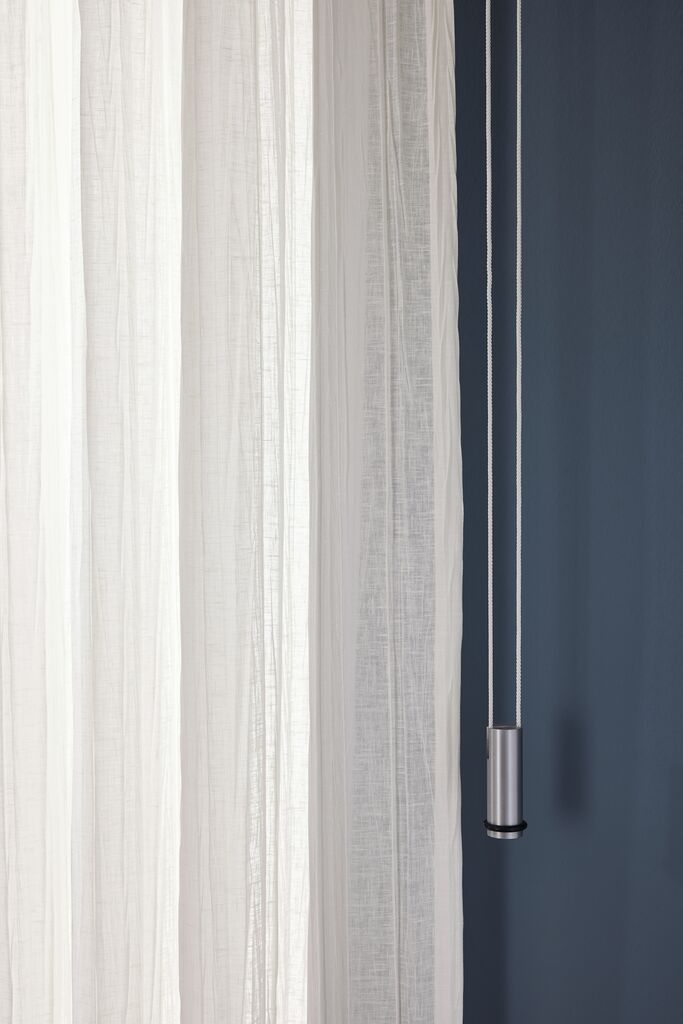 JAB SLIDE CUBE gordijnrail brushed silver wandmontage detail Productdetail van JAB SLIDE CUBE gordijnrail brushed silver wandmontage detail.