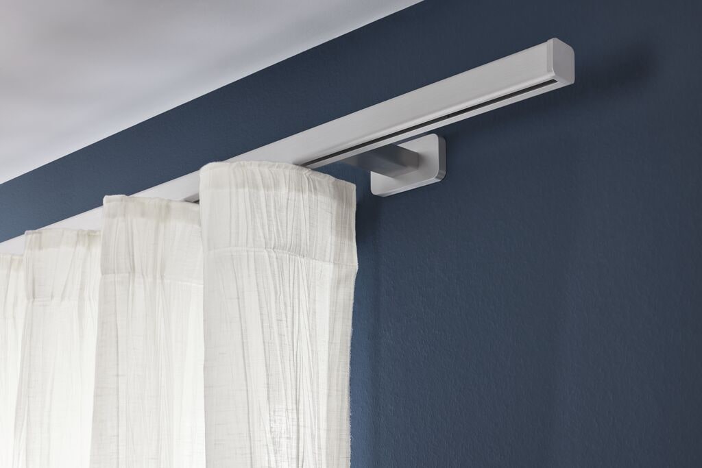 JAB SLIDE CUBE gordijnrail brushed silver wandmontage detail Productdetail van JAB SLIDE CUBE gordijnrail brushed silver wandmontage detail.