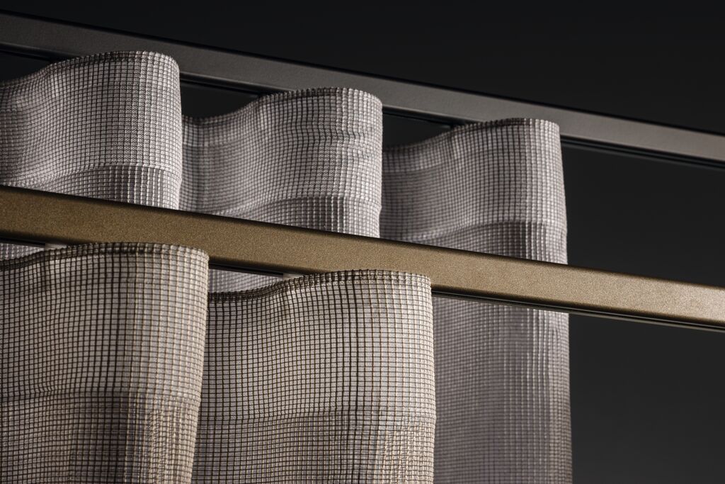 JAB SLIDE CUBE gordijnrail onyx black soft bronze sfeerfoto Interieurbeeld van JAB SLIDE CUBE gordijnrail onyx black soft bronze sfeerfoto.