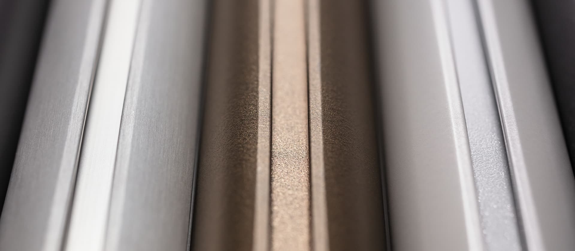 Detail van een gordijn tussen twee zilverkleurige SLIDE-profielen Detail van een gordijn tussen twee zilverkleurige SLIDE-profielen.