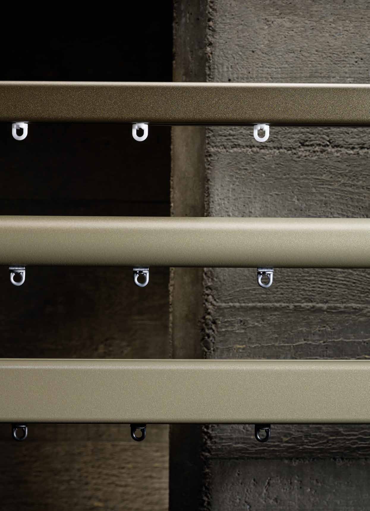 Drie SLIDE-profielen met zichtbare oogglijders tegen een houten achtergrond Drie SLIDE-profielen met zichtbare oogglijders tegen een houten achtergrond.