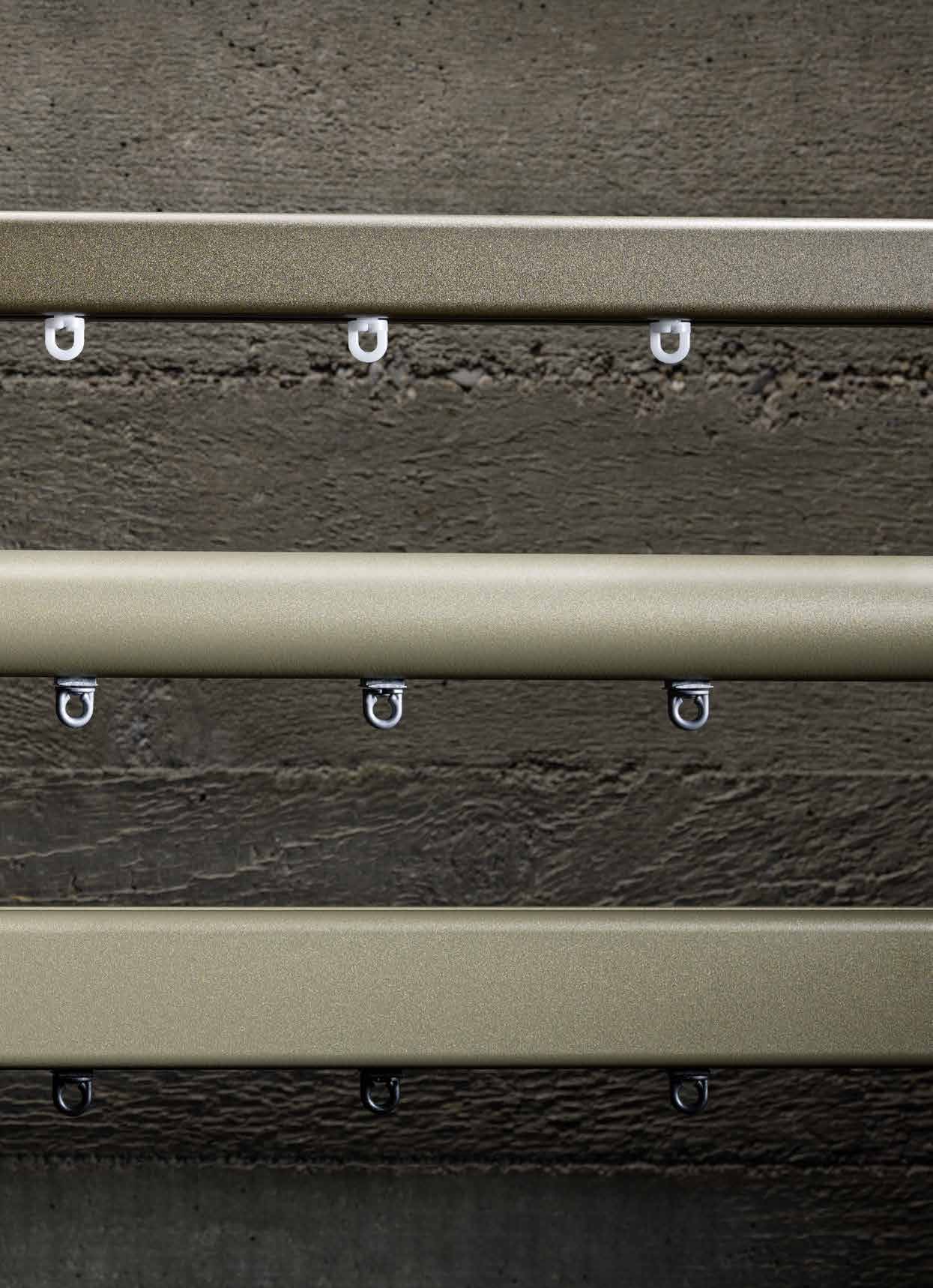 Drie SLIDE-profielen met zichtbare oogglijders tegen een houten achtergrond Drie SLIDE-profielen met zichtbare oogglijders tegen een houten achtergrond.