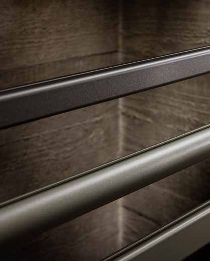 Zijaanzicht van twee parallelle SLIDE-profielen bij een houten wand Zijaanzicht van twee parallelle SLIDE-profielen bij een houten wand.