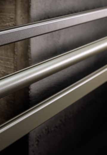 Drie SLIDE-profielen schuin boven elkaar langs een houten wand Drie SLIDE-profielen schuin boven elkaar langs een houten wand.