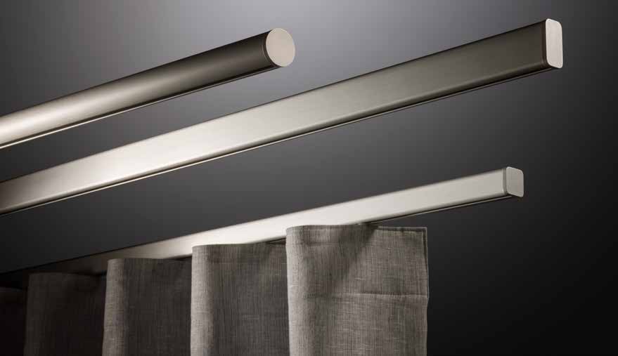 Zilverkleurige SLIDE-profielen met ronde, ovale en vierkante uiteinden boven gordijnen Zilverkleurige SLIDE-profielen met ronde, ovale en vierkante uiteinden boven gordijnen.