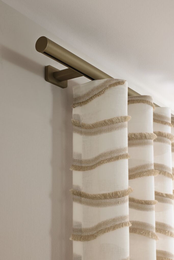 JAB SLIDE LOOP gordijnrail silk gold wandmontage detail Productdetail van JAB SLIDE LOOP gordijnrail silk gold wandmontage detail.
