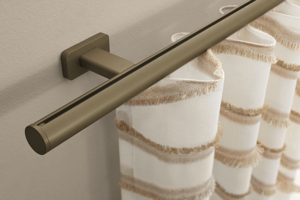 JAB SLIDE LOOP gordijnrail silk gold wandmontage detail Productdetail van JAB SLIDE LOOP gordijnrail silk gold wandmontage detail.