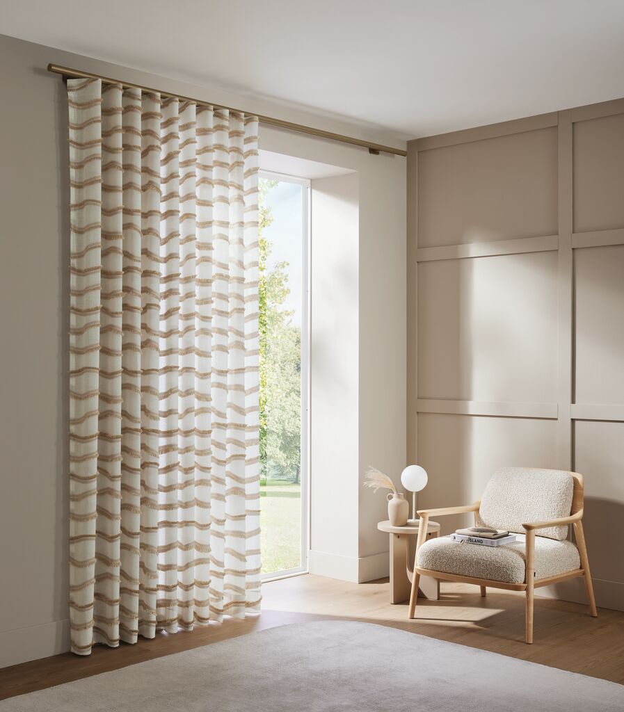 JAB SLIDE LOOP gordijnrail silk gold wandmontage sfeerfoto Interieurbeeld van JAB SLIDE LOOP gordijnrail silk gold wandmontage sfeerfoto.