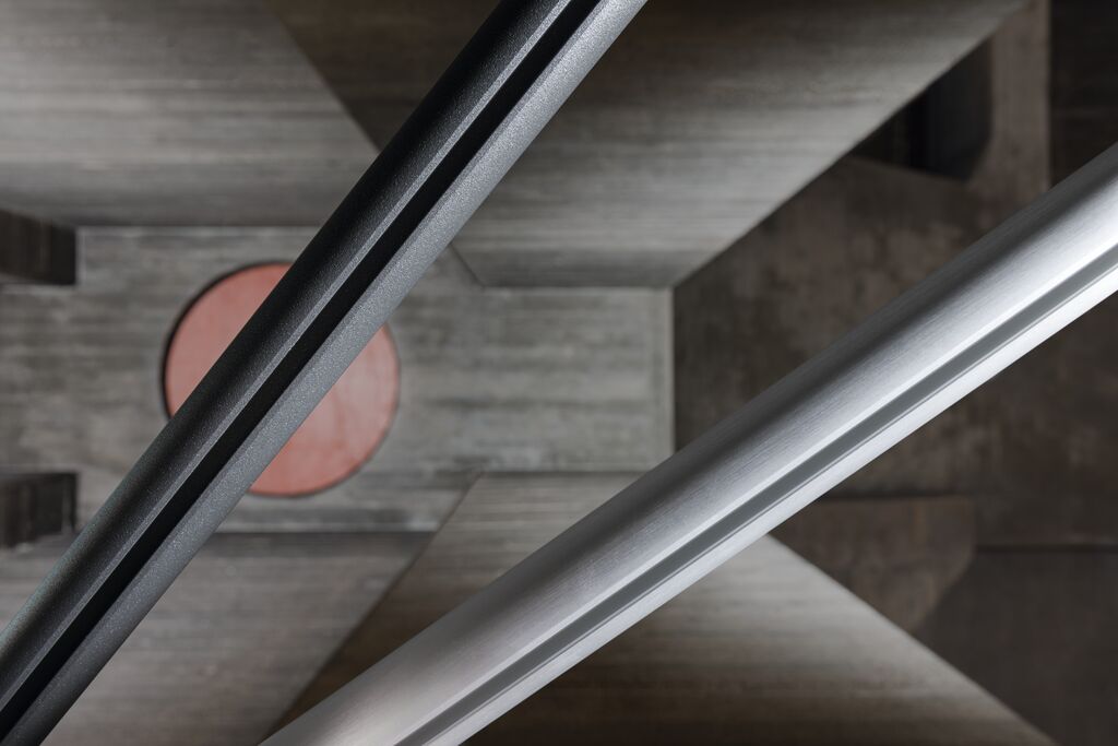 JAB SLIDE LOOP gordijnrails graPHite brushed silver Productdetail van JAB SLIDE LOOP gordijnrails graPHite brushed silver.