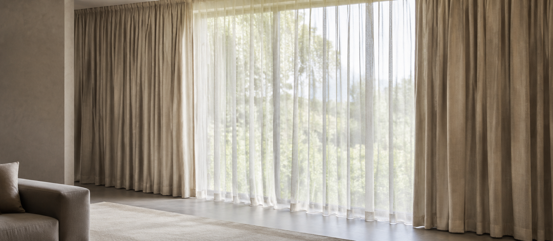 Modern interieur met kamerhoge inbetweens en neutrale overgordijnen