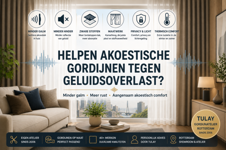 Moderne woonkamer met kamerhoge gordijnen, geluidsgolven en technische iconen over akoestische gordijnen tegen galm en geluidsoverlast.