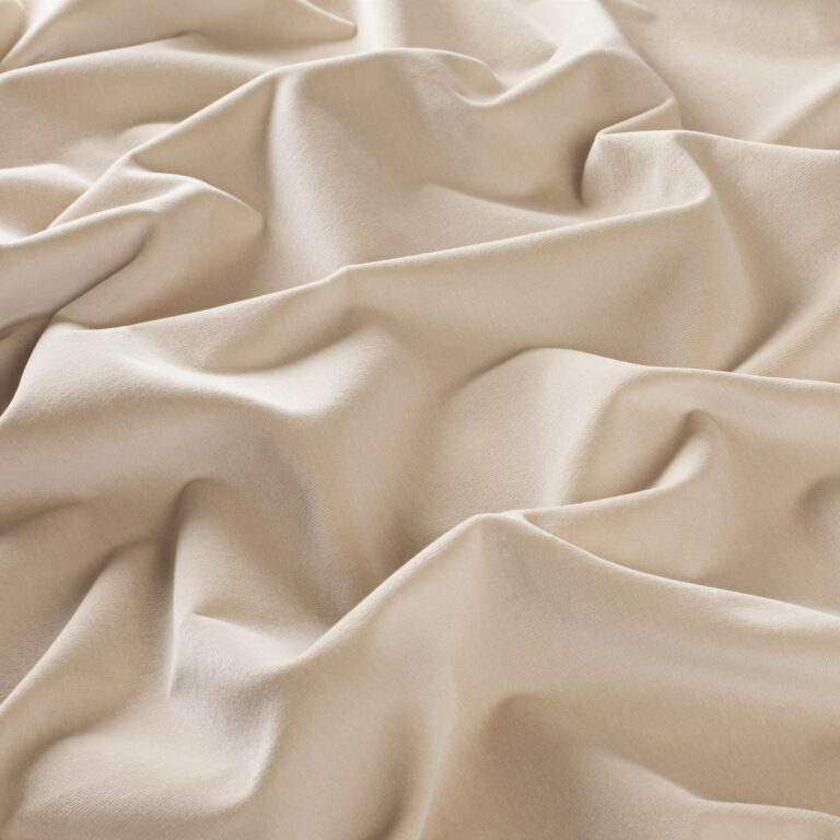 JAB Tizian Edition beige katoenvelours gordijnstof met zachte plooien en lichtreflectie