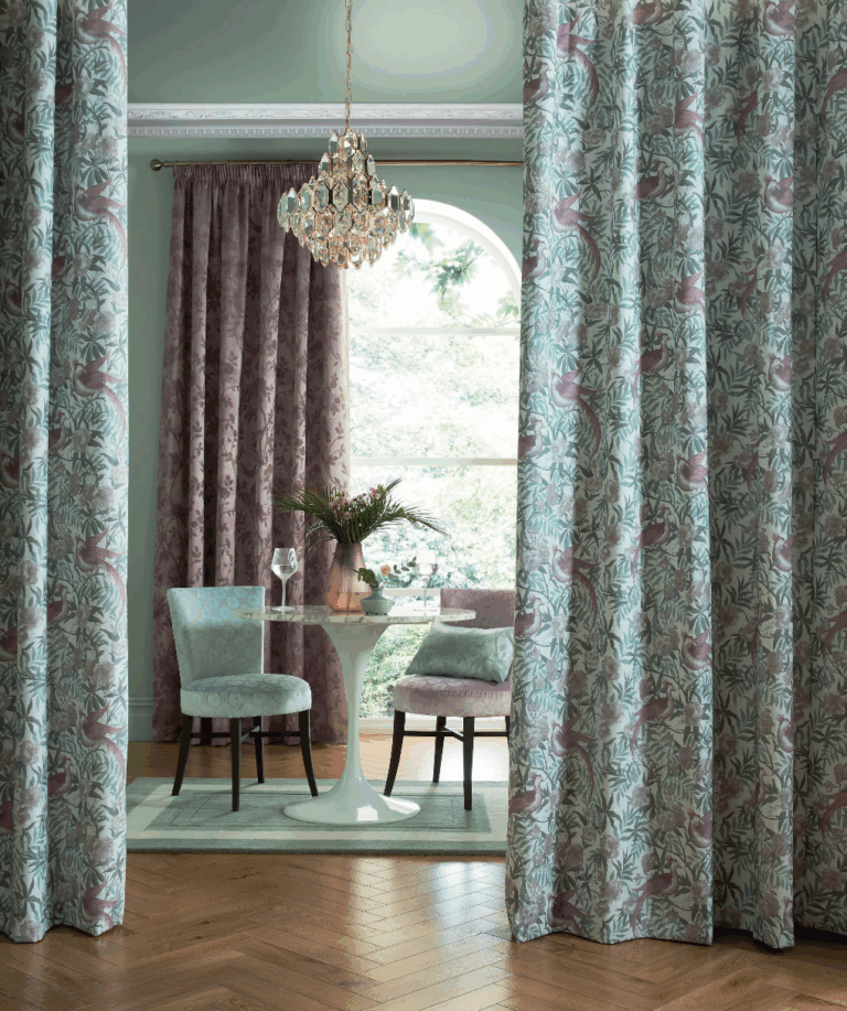 Laura Ashley Gordijnen Front OSTERLEY BIRDS Mulberry Back EGLANTINE SILHOUTTE WOVEN Mulberry inspiratie bij Gordijnen op maat Rotterdam TULAY Gordijnen Rotterdam